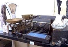 Balanças, máquina de escrever, etc