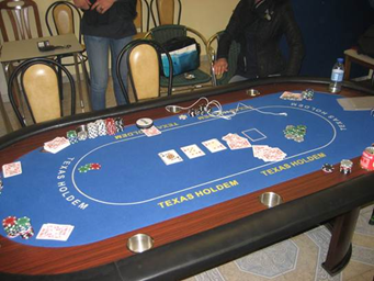 Uma das mesas profissionais de jogo de poker Uma das mesas profissionais de jogo de poker