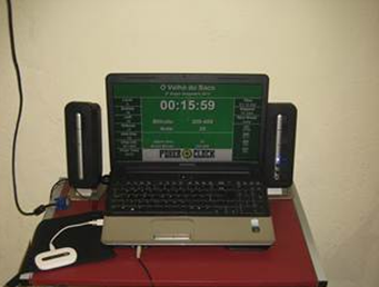 Exibição de relógio, através de computador portátil e respectivo programa informatico 